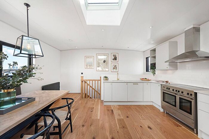 3 Bedroom Houseboat To Rent In Cheyne Walk, Chelsea Harbour, London, SW10