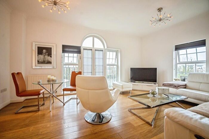 3 Bedroom Flat For Sale In Liverymen Walk, Greenhithe, DA9