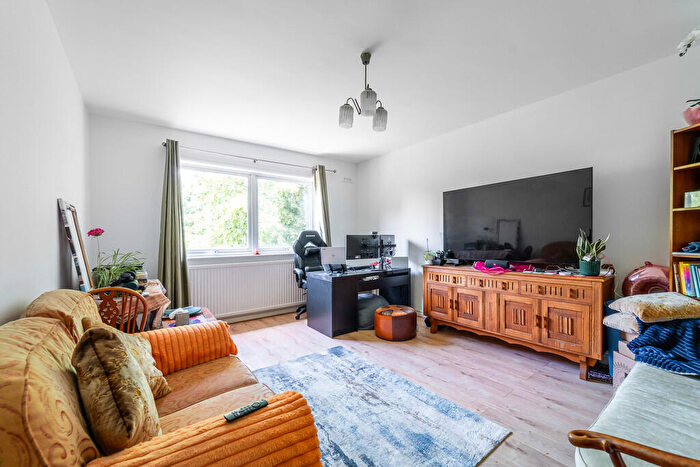2 Bedroom Apartment To Rent In Long Lane, Finchley, London, N3