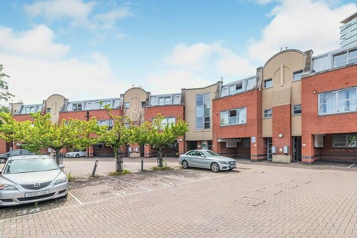 1 Bedroom Flat To Rent In Barnsbury Lane, Surbiton, Surrey, KT5