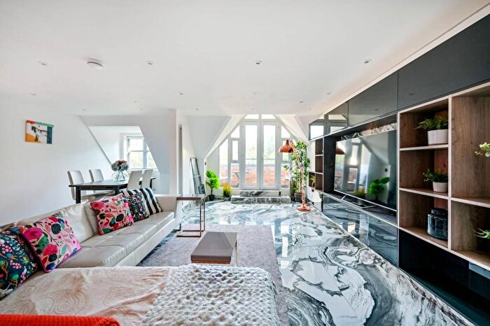 2 Bedroom Flat For Sale In Shoppenhangers Road, Maidenhead, SL6