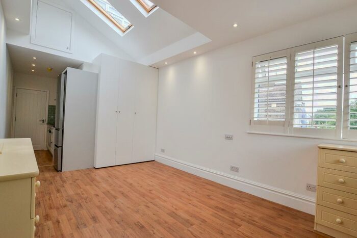 Studio To Rent In Cricklewood Lane, Cricklewood, London, NW2