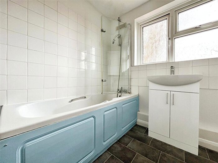 1 Bedroom Flat To Rent In Shirley Park Road, Southampton, Hampshire, SO16