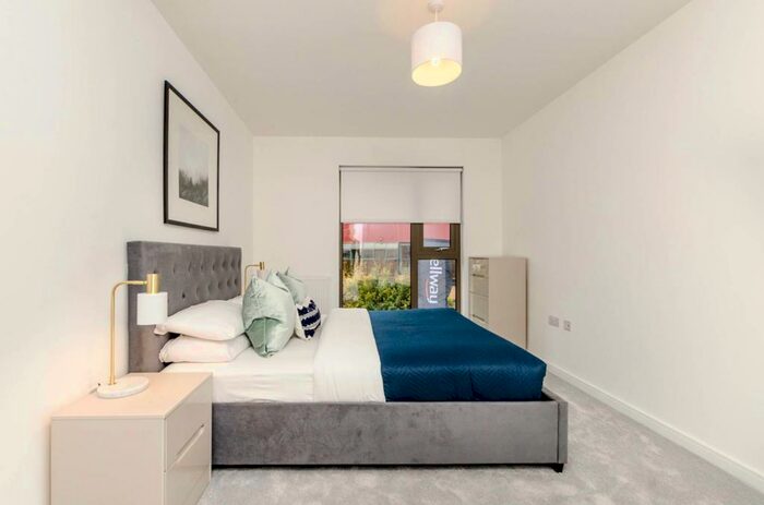 2 Bedroom Flat To Rent In Walnut Tree Close, Guildford, GU1