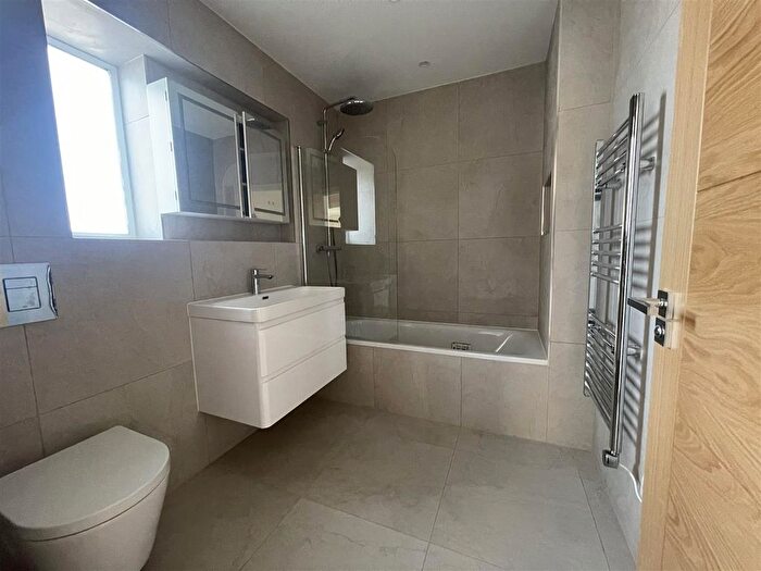 2 Bedroom Flat To Rent In South Road, Southall, UB1