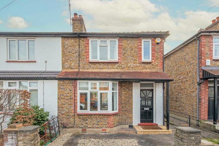 2 Bedroom Terraced House To Rent In Auckland Road, Kingston, KT1