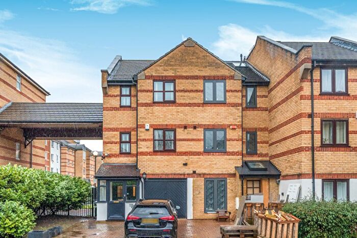 4 Bedroom Detached House For Sale In Transom Close, Surrey Quays, London, SE16