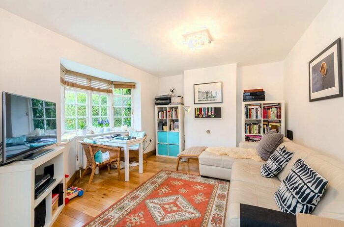 1 Bedroom Flat To Rent In Neale Close, Hampstead Garden Suburb, London N2