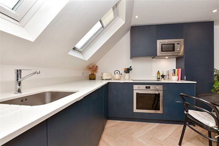 1 Bedroom Flat For Sale In Brighton Road, Coulsdon, Surrey, CR5