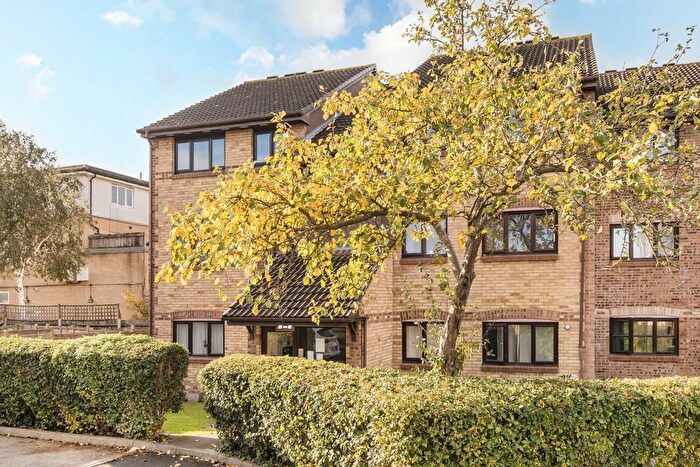 2 Bedroom Flat For Sale In Veronica Gardens, London, SW16