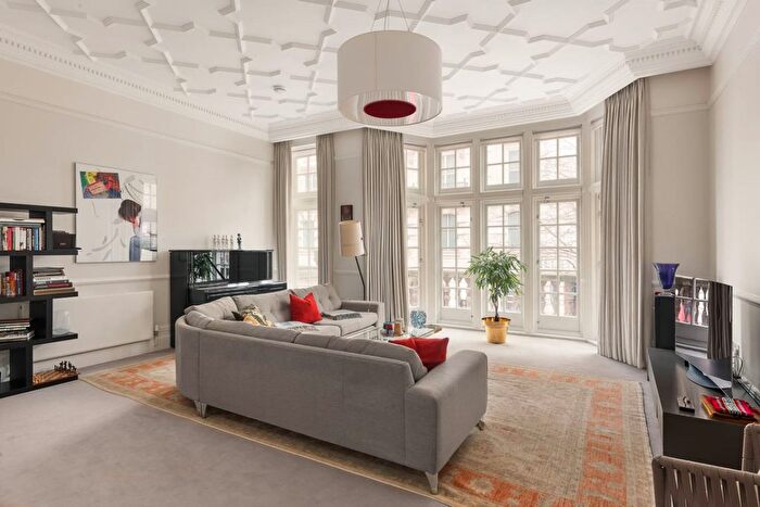 2 Bedroom Flat For Sale In Lower Sloane Street, London, SW1W