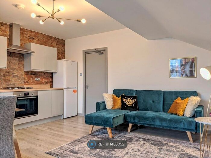 3 Bedroom Flat To Rent In Bignor Street, Manchester, M8