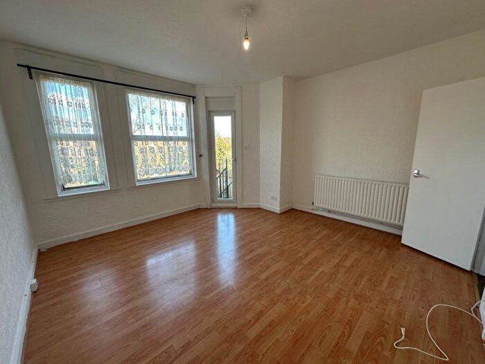 3 Bedroom Flat To Rent In Hazelwood Lane, Palmers Green, N13