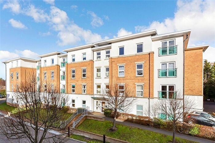 2 Bedroom Flat For Sale In Highbury Drive, Leatherhead, Surrey, KT22