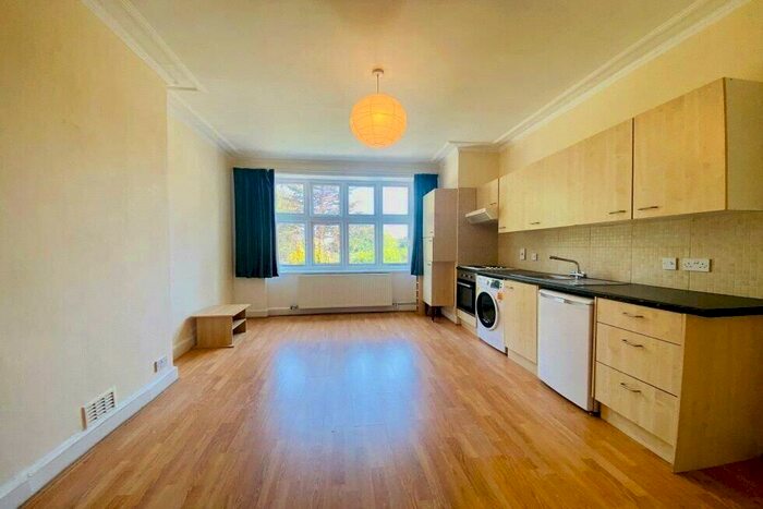 2 Bedroom Apartment To Rent In Great North Road, East Finchley, London, N6