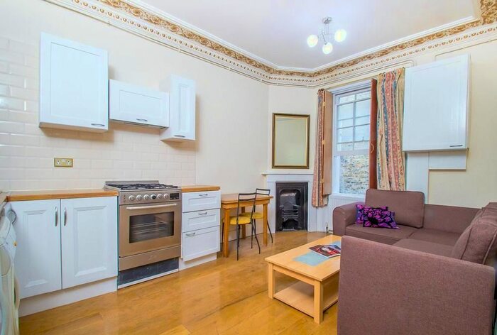 2 Bedroom Flat To Rent In Craven Road, Lancaster Gate, London, W2