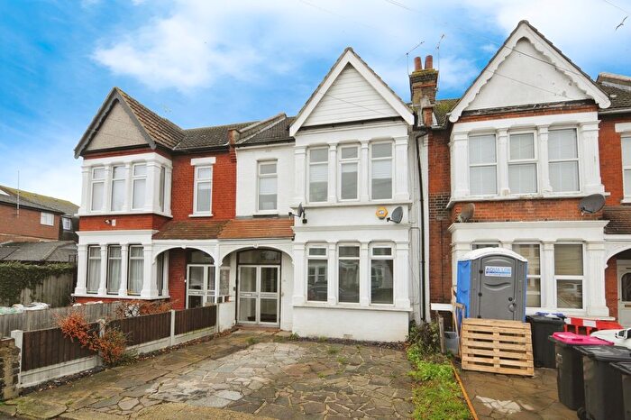 3 Bedroom Flat For Sale In Belle Vue Avenue, Southend-On-Sea, Essex, SS1