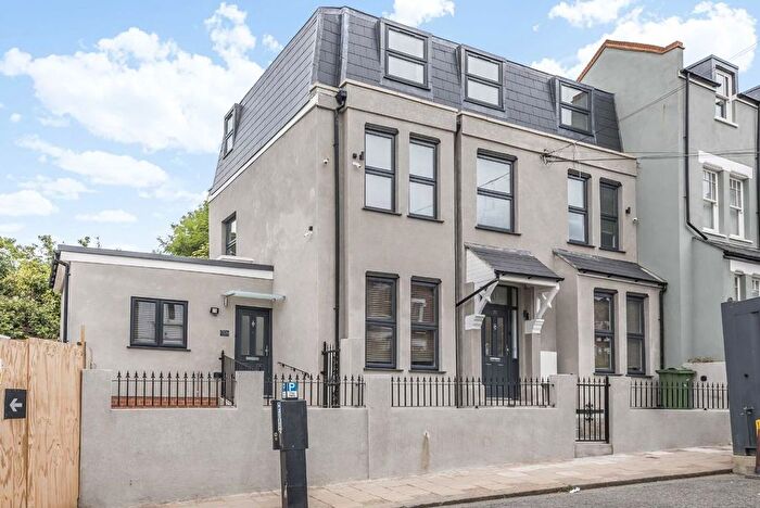 3 Bedroom Flat To Rent In Brayburne Avenue, Clapham, SW4