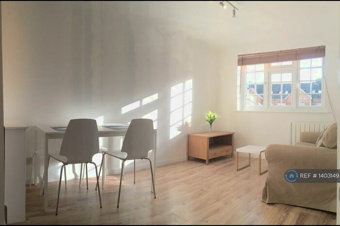 1 Bedroom Flat To Rent In Gables Close, London, SE5