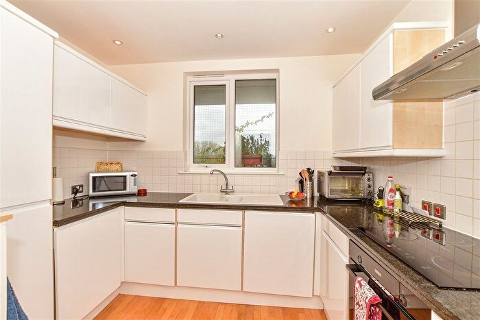 2 Bedroom Flat For Sale In The Slade, Tonbridge, Kent, TN9