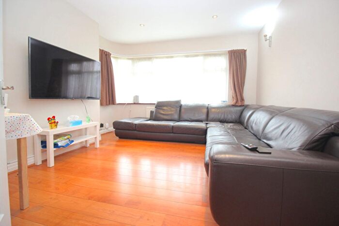2 Bedroom Flat To Rent In Queens Court, Harrow, HA3