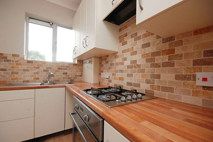 2 Bedroom Flat To Rent In Streatham High Road, Streatham, London, SW16