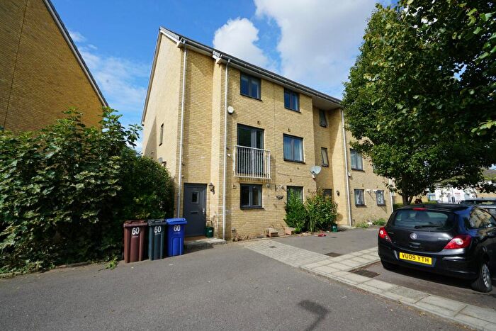 4 Bedroom Semi-Detached House To Rent In Draper Close, Grays, RM20