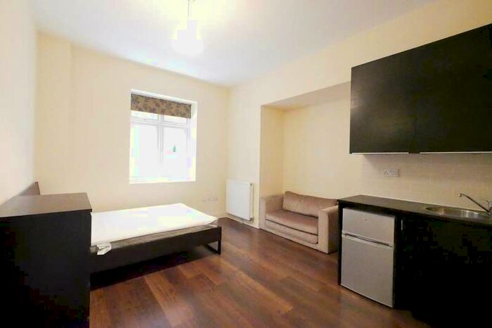 Flat To Rent In Upper Walthamstow Road, London, E17