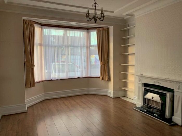 5 Bedroom Semi-Detached House To Rent In Cranbrook Road, Ilford IG2