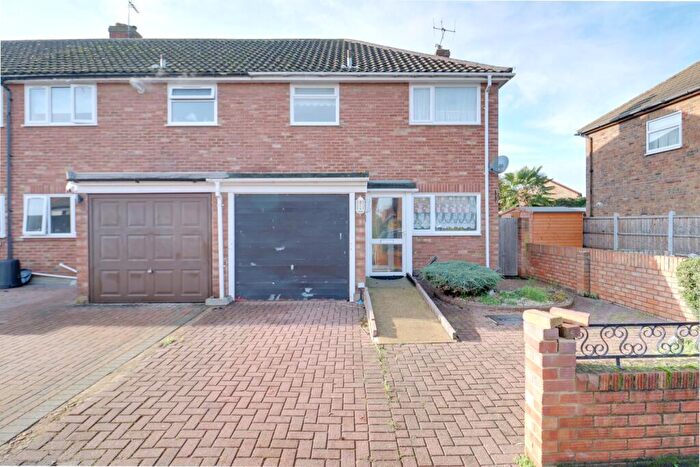 3 Bedroom End Of Terrace House For Sale In Mygrove Gardens, Rainham, RM13