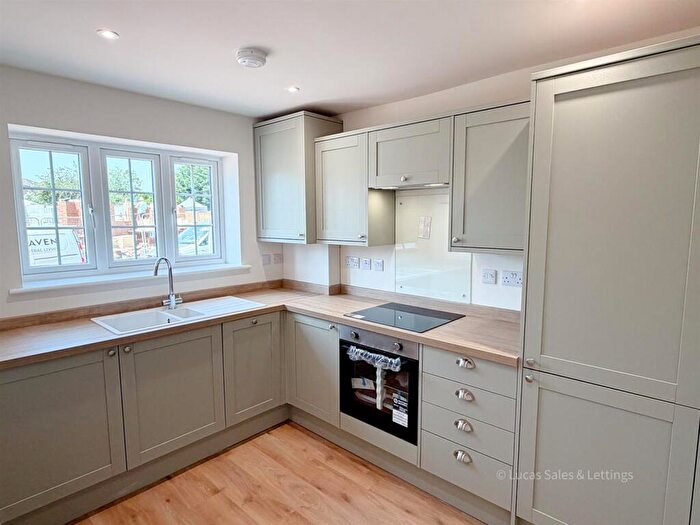 3 Bedroom Semi-Detached House For Sale In Stanton Close, Desborough, Kettering, NN14