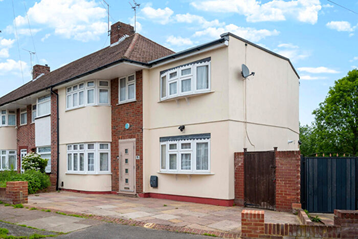 3 Bedroom End Of Terrace House For Sale In Merlin Grove, Ilford, IG6