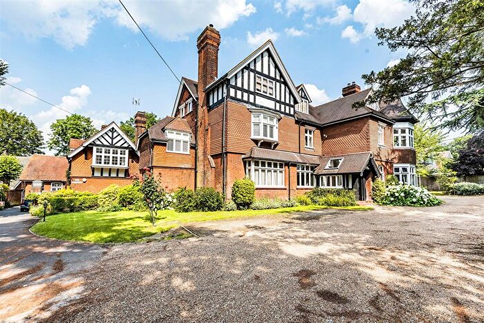 2 Bedroom Flat For Sale In College Road, The Firs, KT17