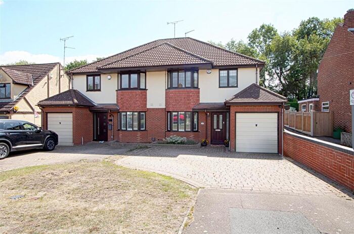 4 Bedroom Semi-Detached House For Sale In Outwood Common Road, Billericay, CM11