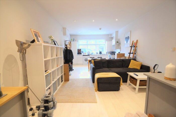 Studio To Rent In Finchley Road, London, NW11