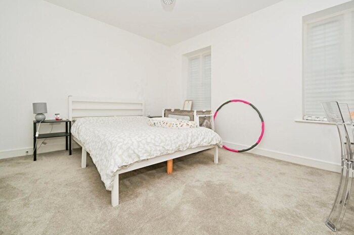 2 Bedroom Flat For Sale In Cresswell Edge, Houghton Regis, Dunstable, Bedfordshire, LU5