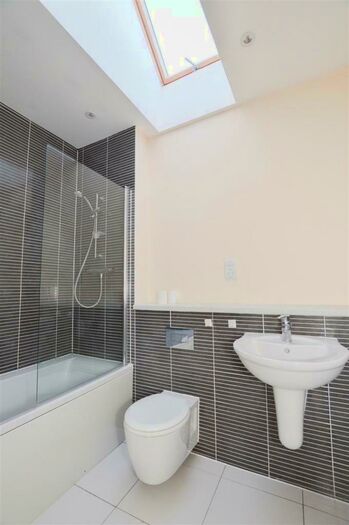2 Bedroom Apartment To Rent In Weavers Close, BN21