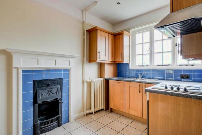 3 Bedroom Flat To Rent In Temple Fortune Lane, Hampstead Garden Suburb, London, NW11