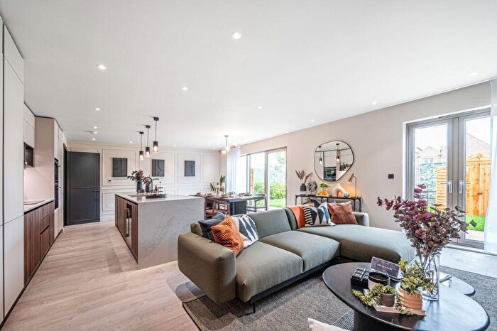 1 Bedroom Flat For Sale In Trent Park, Enfield, EN4