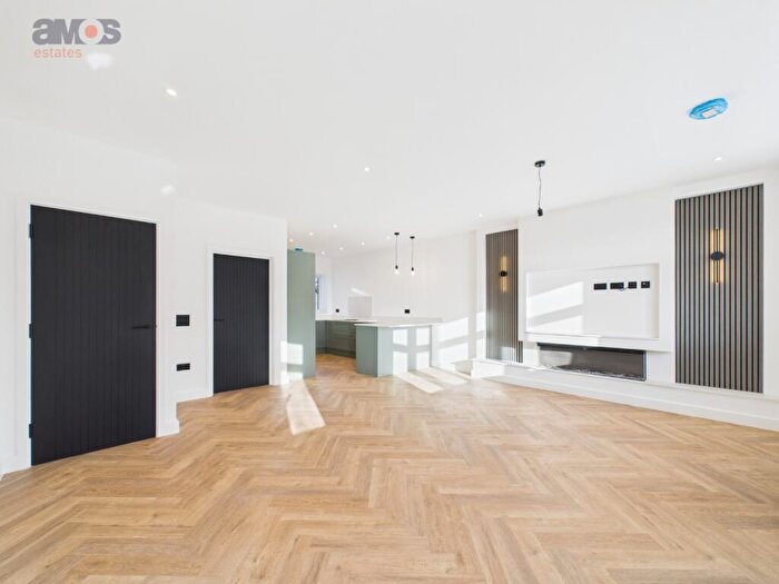 2 Bedroom Apartment For Sale In River Court, London Road, Leigh-On-Sea, Essex, SS9