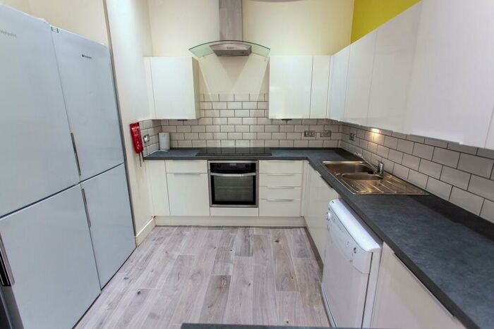 3 Bedroom House To Rent In Kensington, L7