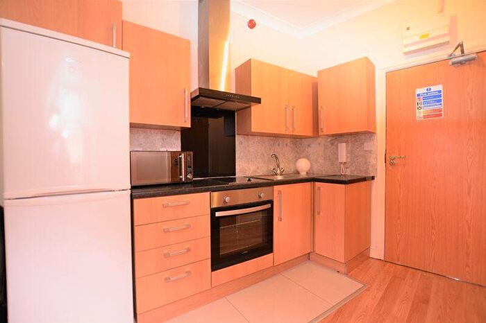 Flat To Rent In High Street, Slough, SL1