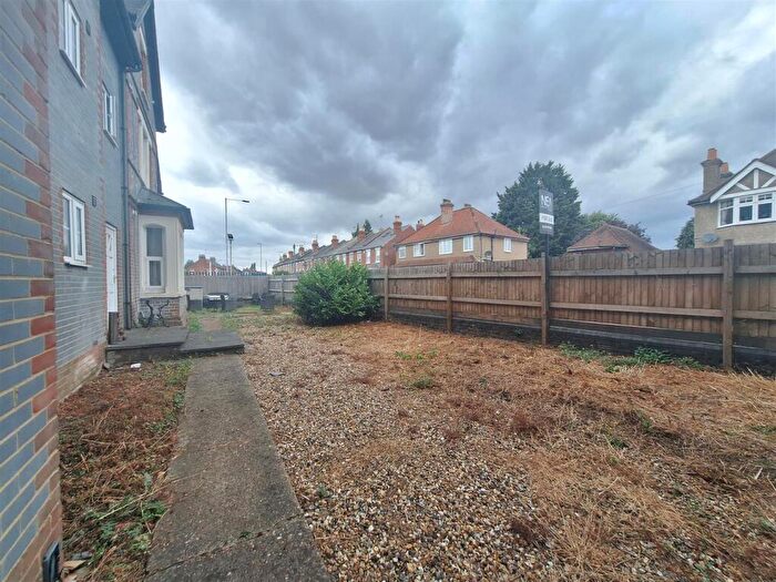 1 Bedroom Flat To Rent In Send Road, RG4