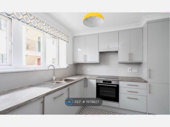 2 Bedroom Flat To Rent In Church Court, Dorking, RH4