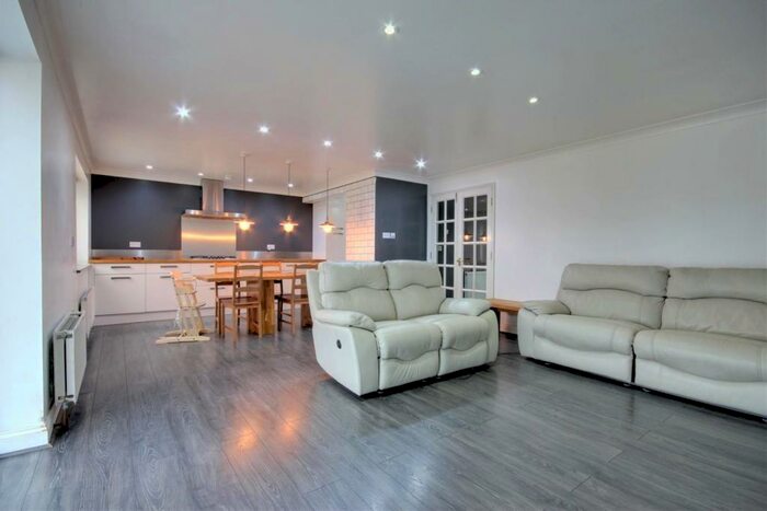 4 Bedroom Detached House To Rent In Flandrian Close, Enfield, EN3