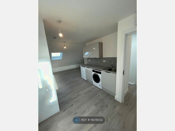 Studio To Rent In Arcadian Gardens, London, N22