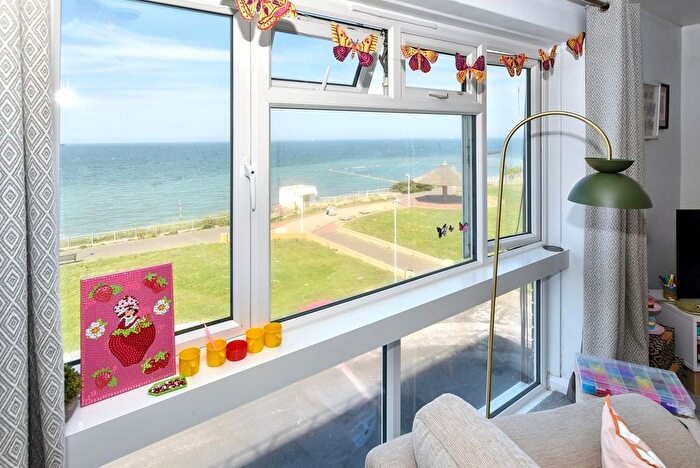 2 Bedroom Flat For Sale In Third Avenue, Cliftonville, CT9