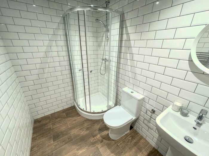 6 Bedroom Terraced House To Rent In Esher Road, L6