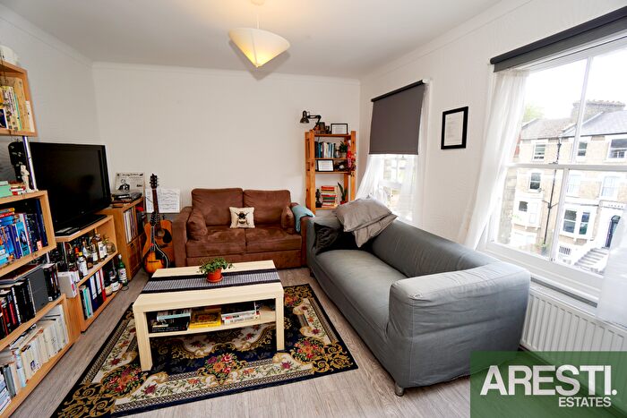 1 Bedroom Flat To Rent In Top Floor Flat, Wray Crescent, London, N4