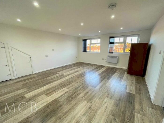 1 Bedroom Flat To Rent In The Drive, Slough SL3